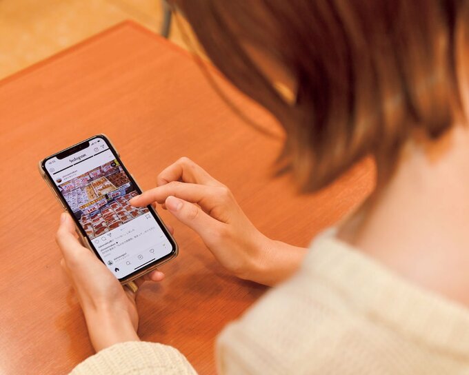 スマホを操作する女性