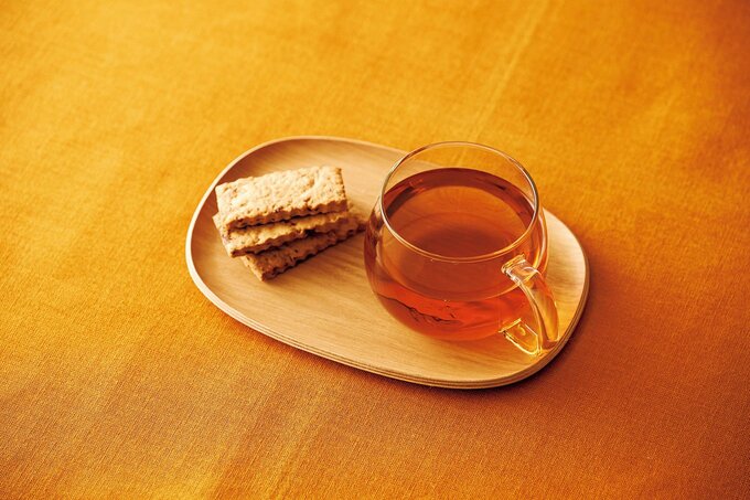 木製トレーとガラスカップ