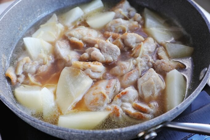 鶏肉と大根を煮込む