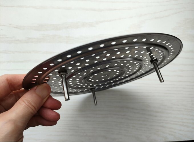 高さを出すために下に脚がついています