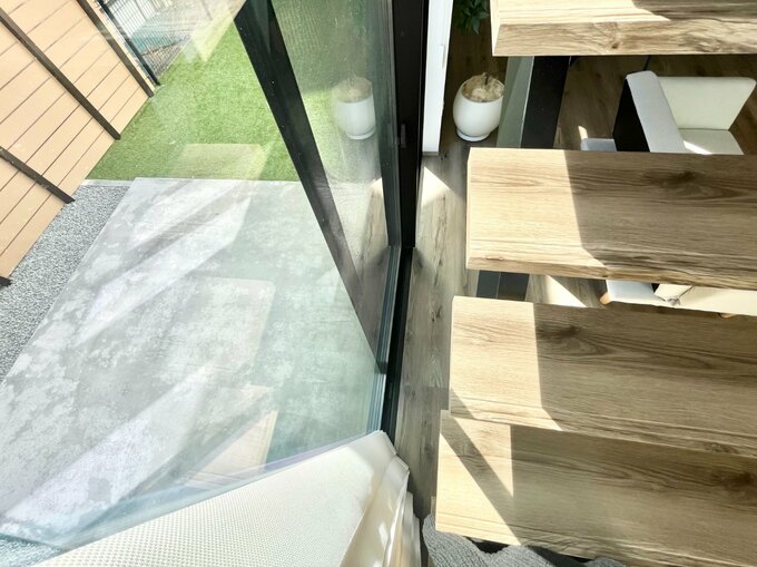 階段と窓の隙間