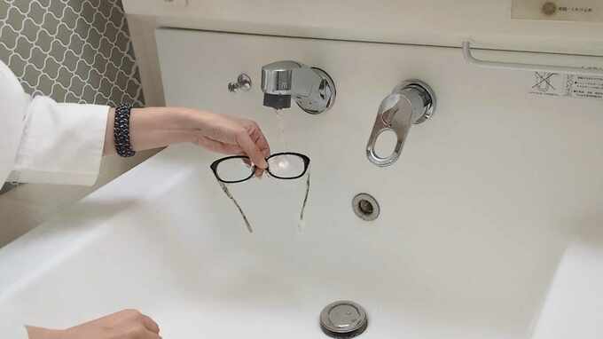 メガネを水で洗う