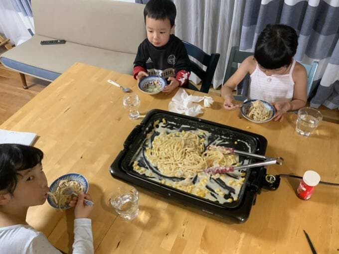 ホットプレートを囲む子ども