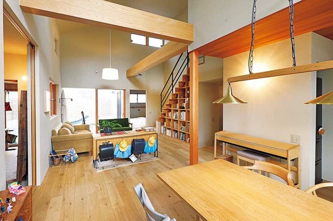 子どもたちはリビングダイニングで勉強をするため、チェストの背面を活用してランドセルなどの置き場に