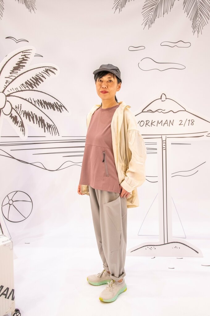 ワークマンの春夏コーデを身に着けたモデルの画像。