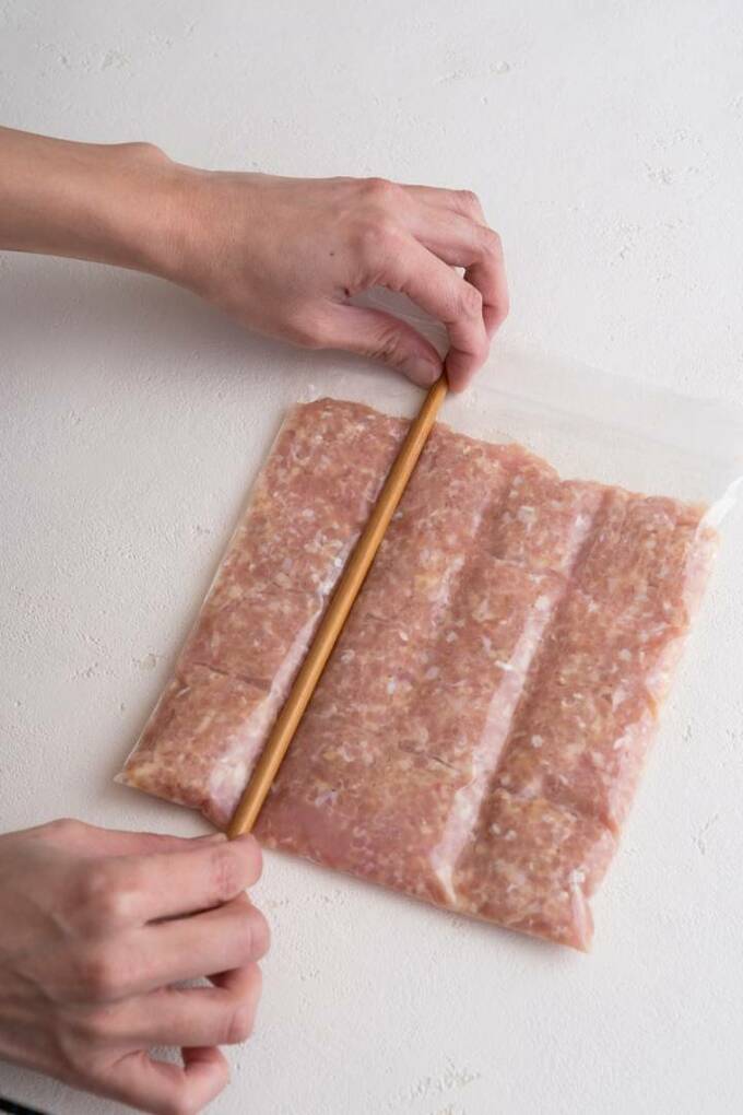 菜箸で縦横各3本の筋目を入れたら、すぐに冷凍する。