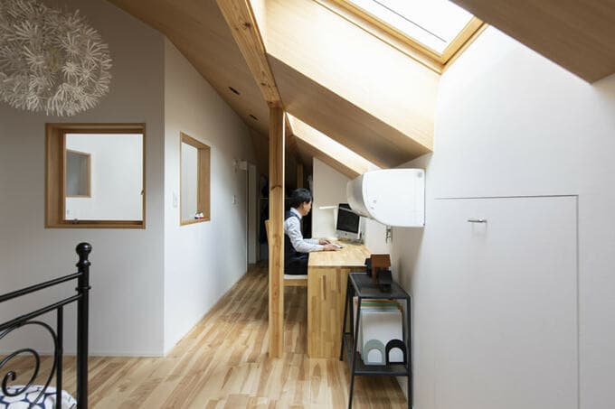 2階寝室の通路の一角に設けた書斎コーナー