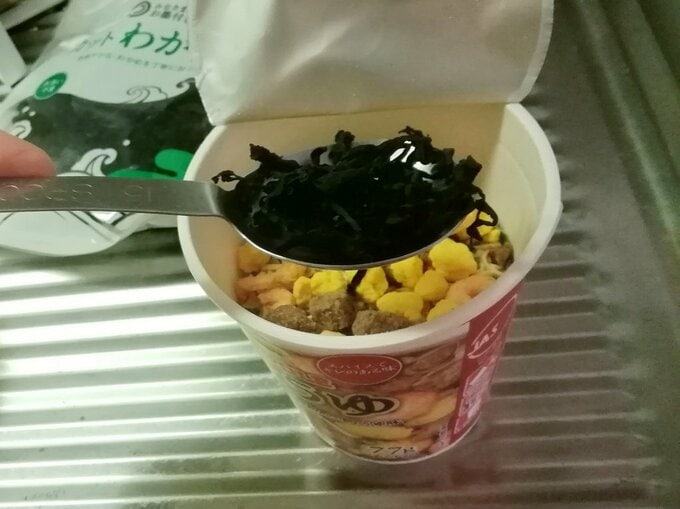 カップ麺にワカメを入れる