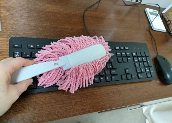 黒っぽい家具についたホコリ