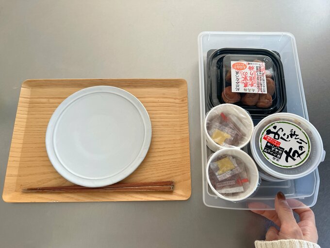 白い皿とご飯のお供セット