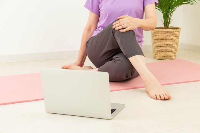 ピラティスする女性