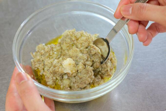 ボウルにナスと調味料