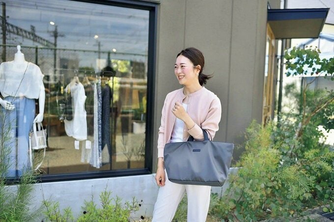 バッグを持っている整理収納アドバイザーのEmiさん
