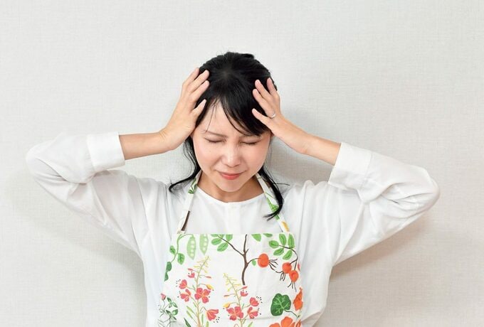 女性頭を抱える