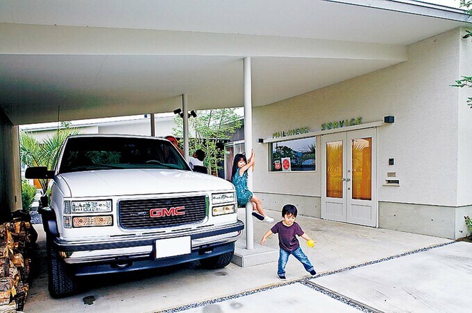 軒を大きく張り出し、車庫にした例