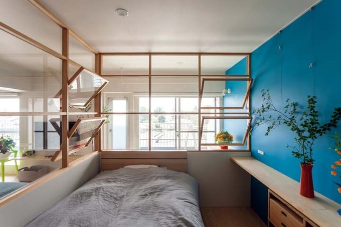 ガラスパーテーションで囲まれた寝室