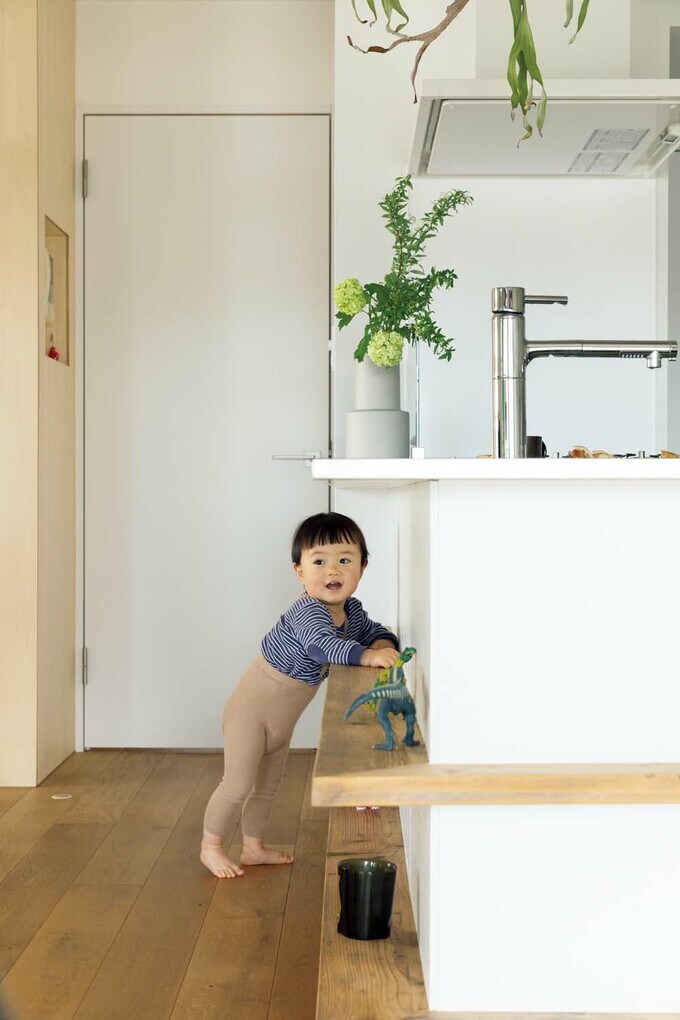 キッチン回りの飾り棚も遊び場