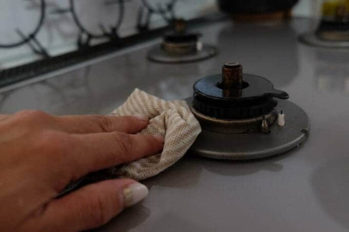 コンロを掃除する様子