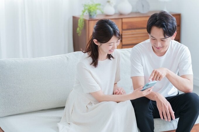 スマホを見る夫婦