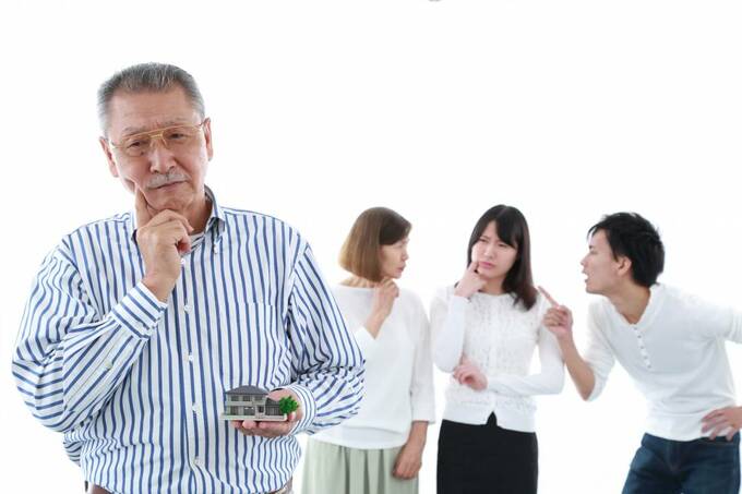 悩む男性と議論する男女