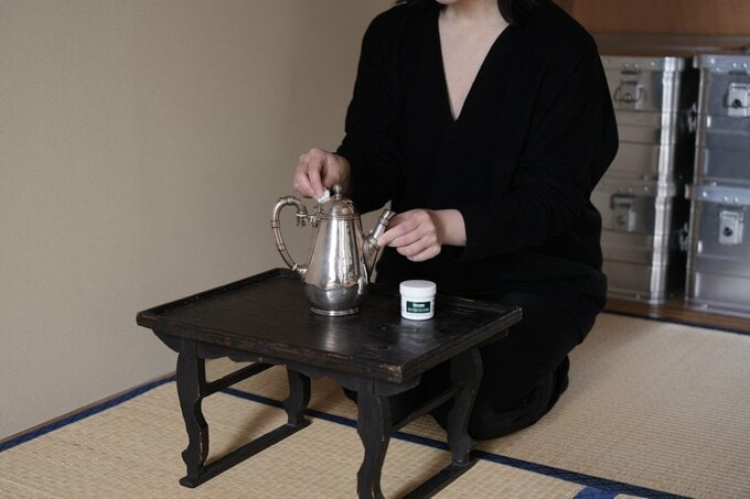 道具を整理する深尾さん