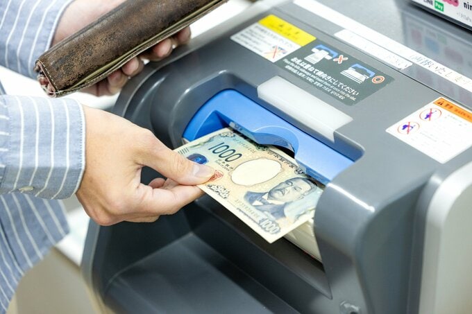 レジでお金を払う女性