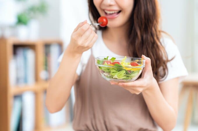 サラダを食べる女性