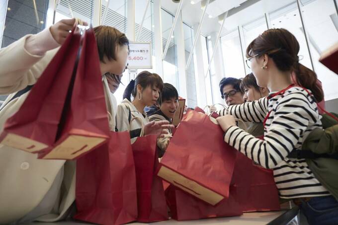 福袋にたくさんの人が殺到する光景