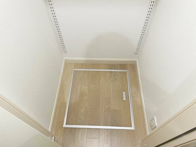 収納内の床下点検口
