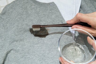 服にミートソースが！台所洗剤で前処理するだけでここまで変わる