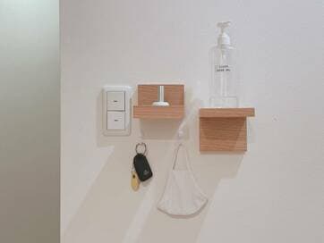 無印良品の壁につけられる棚で収納。除菌ジェルや宅配便用ハンコ置き場に
