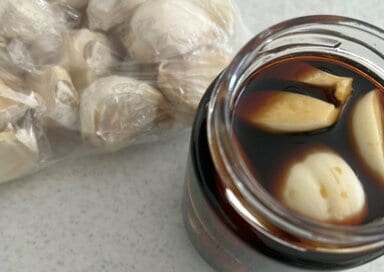 料理がさらにおいしくなる「ニンニクのしょうゆ漬け」。簡単なのにうま味たっぷり