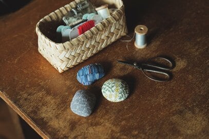 ミシンなし＆はぎれで簡単「手縫いブローチ」のつくり方。古いハンカチの再利用にも