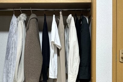 朝の身支度がラクになる「クローゼット整理術」3つ。服を減らさず、収納する位置を変えるだけ