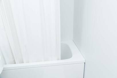 100円のシャワーカーテンを窓に活用！光熱費を節約して暖を取るテク