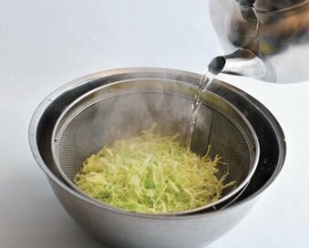 14万いいね獲得「無限湯通しキャベツ」！あえるだけなのに箸が止まらない