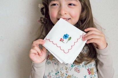 初心者でもできるお花のハンカチ刺しゅう。基本の3ステッチで完成