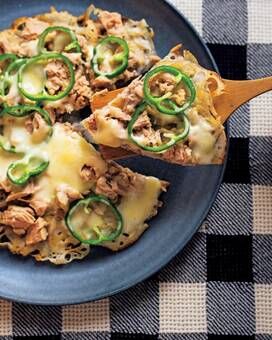 パリパリ生地のレンコンピザ。ツナをたっぷりのせてヘルシーに