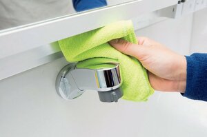 蛇口の湿布をはがして、磨き上げる