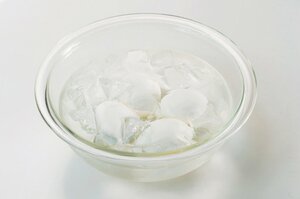 ゆで上がったら氷水で一気に冷やす