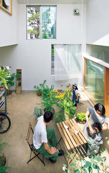 中庭のテーブルを囲むファミリー