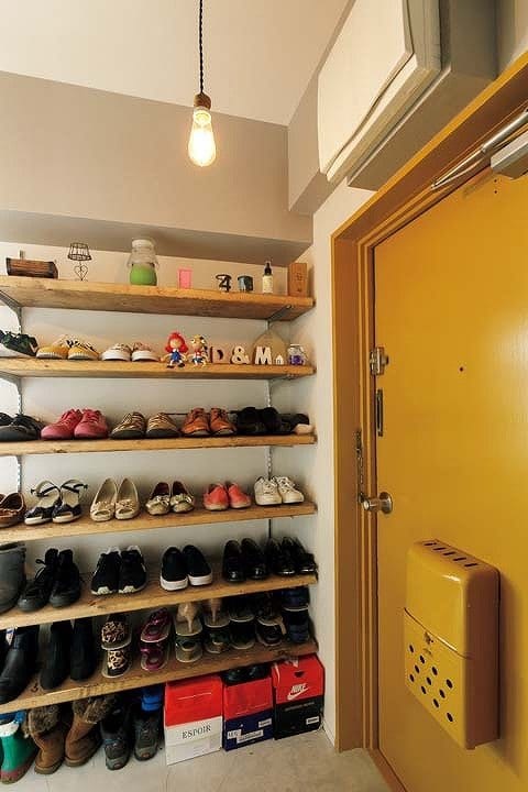 壁面をめいっぱい使ってオープンな靴収納を造作