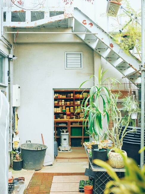 母屋から庭をはさんで正面がアトリエ