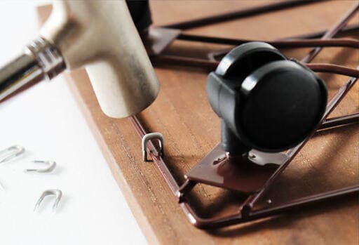 桐まな板の真ん中に花台を置き、ステップルを打ち込んで固定