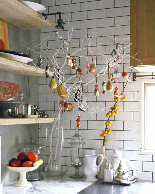 白くペイントした枝にカラフルなオーナメントを ぶら下げて、キッチンもクリスマスムード。白いタ イルの壁はどんな飾りも受け止めてくれる