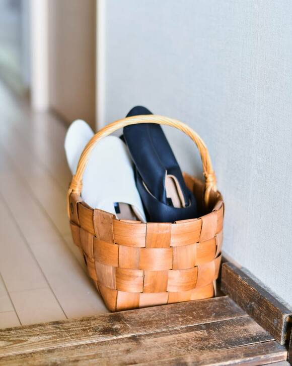 スリッパを持ち手つきカゴにまとめた様子