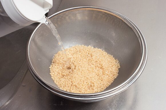 玄米が浸るくらいの水を素早く注ぎ込む