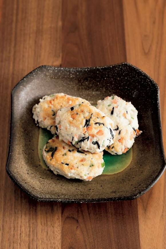 黒皿にハンバーグ