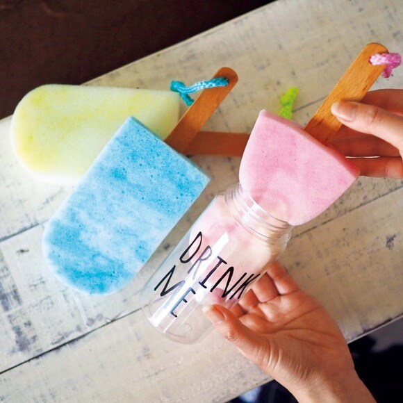 ボトル奥もしっかり洗えるダイソーのアイスキャンディー形スポンジも愛用中。