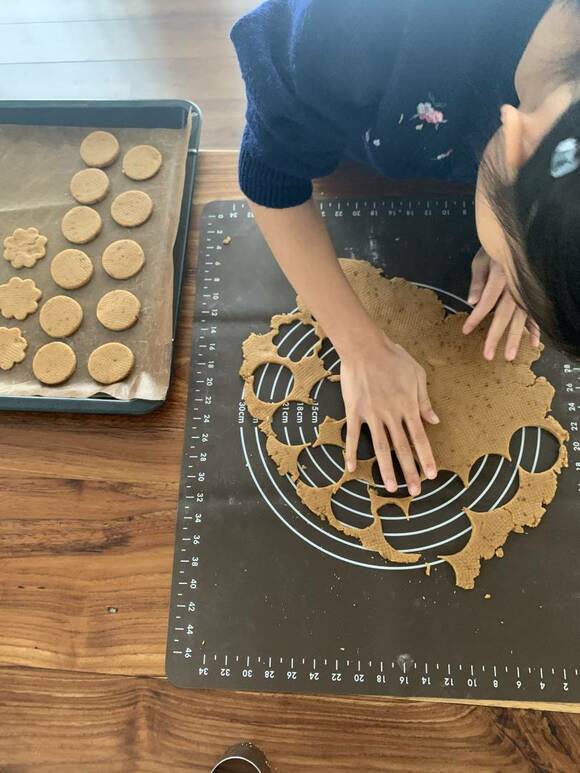 型を抜く子ども